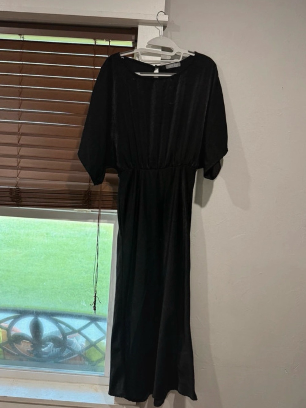 Elegant Black Maxi Dress with Cinched Waist